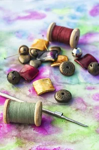 Handicraft Tools Drucke: Beads and tools for needlework on bright background