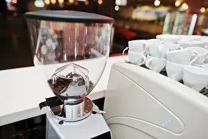 Deserted Coffee Shop Drucke: Beans in the grinder in coffee bar