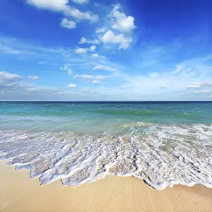 Deserted Horizon Drucke: Beautiful beach and wave