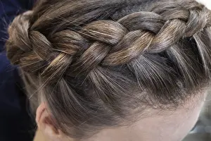 Close Up Hair Drucke: Beautiful braid brunette close up