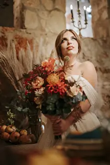 Young Bride Drucke: Beautiful bride by wedding table