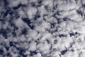 Blue Sky Clouds Drucke: Beautiful clouds on a deep blue sky