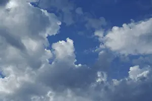 Blue Sky Clouds Drucke: Beautiful clouds on a deep blue sky