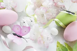 Beautiful Springtime Scene Drucke: Beautiful delicate Easter composition with pink cherry flowers