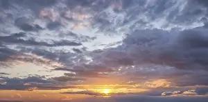 Aviation Contrail Clouds Drucke: Beautiful dramatic scenic sunset sky background