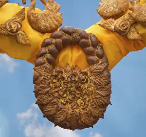 Blue Sky Background Drucke: Beautiful Easter bread baked in the form of baskets wicker handle
