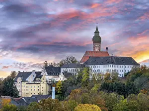 Bilder Datiert 18. Oktober 2024: Schönes Abendhimmel mit dramatischer Wolkenatmosphäre.