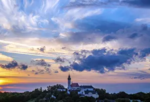 Bilder Datiert 9. September 2024: Schönes Abendhimmel mit dramatischer Wolkenatmosphäre.