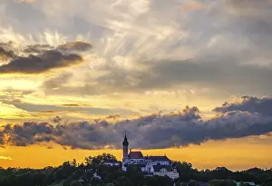 Bilder Datiert 9. September 2024: Schönes Abendhimmel mit dramatischem Wolkenatmosphäre.