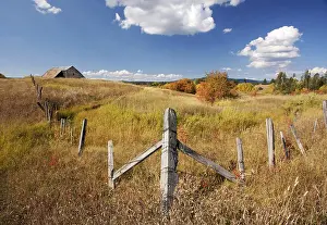 Beautiful Autumn Landscape Drucke: Beautiful fall landscape with rustic barn