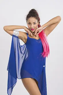Beautiful Belly Dance Drucke: Beautiful mulatto dancer performs a dance elements