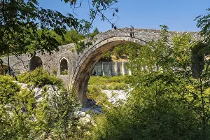 Albanien Drucke: Die schöne alte Mes-Brücke bei Shkodër.