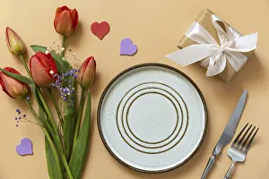 View From Above Image Drucke: Beautiful table setting with gift box