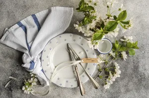 Elegant Table Setting Drucke: A beautifully arranged table setting features a plate