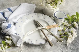 Elegant Table Setting Drucke: A beautifully arranged table setting features a white plate with blue patterns