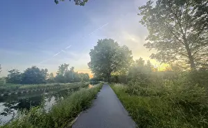 Lush Greenery Scenery Drucke: A beautifully tranquil riverside path