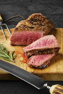 Beef Steak Medium Rare Drucke: Beef steak medium rare with slices