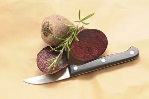 Deserted Studio Background Drucke: Beetroot with a knife