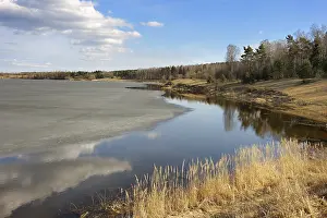 Frozen Lake Drucke: The beginning of spring, the last ice on the lake