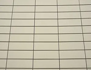 Bilder Datiert 6. Februar 2024: Betoniertes beige gefliestes Wandhintergrund.