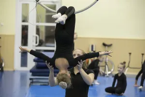 Drucke von Weißrussland, Gomel, 4. Juli 2018. Indikative Trainingszirkusschule. Der Trainer trainiert den Zirkuskünstler Gymnast Weißrussland Drucke: Weißrussland, Gomel, 4. Juli 2018. Indikative Trainingszirkusschule