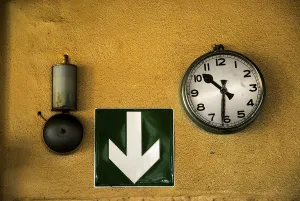 Directional Arrow Symbol Drucke: Bell, arrow directing to emergency exit and clock on the wall