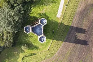 Exeter Drucke: Der Belvedere-Turm über Powderham Park aus der Sicht eines Drohnen.