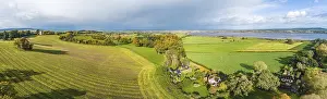 Exeter Drucke: Der Belvedere-Turm über Powderham Park von einem Drohnen in Herbstfarben.
