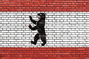 Deserted City Wall Drucke: Berlin flag painted on brick wall