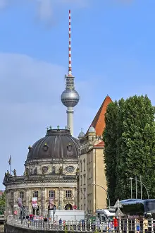 Berlin Television Tower Drucke: Berlin Television tower behind the Bode Museum