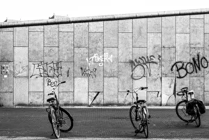 European Modern Architecture Style Drucke: Three bicycles in front of the wall