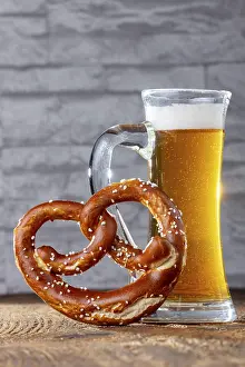 Deserted Beer Garden Drucke: Bier mit Brezel