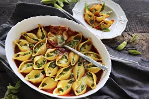 Studio Shot Meal Drucke: Big Shell Pasta Stuffed With Cheese, Pea