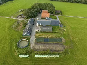 Drucke von Blick von oben aus einem Hof in den Niederlanden Bauernhaus-Architektur Drucke: Blick von oben aus einem Bauernhof in den Niederlanden.