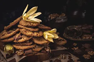 Sweet Treats Studio Shot Drucke: Biscuits with chocolate and nuts
