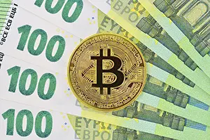 Bitcoin Close Up Drucke: Bitcoin and 100 Euro Notes, close up