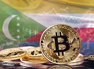 Drucke von Bitcoin mit der Flagge von Komoren im Hintergrund. Investoren in Kryptowährungen und Blockchain-Technologie in den Komoren, Konzept Komoren Drucke: Bitcoin mit Flagge der Komoren im Hintergrund.