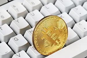 Blockchain Technology Logo Drucke: Bitcoin cryptocurrency. Gold bitcoin and computer keyboard