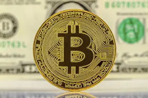 Cryptocurrency Capital Market Drucke: Bitcoin with dollar bill in the background