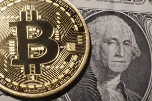 Cryptocurrency Payment Transaction Drucke: One Bitcoin on dollar banknote