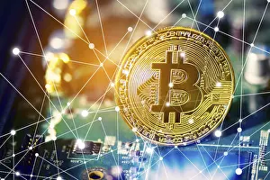 Cryptocurrency Symbol Drucke: Bitcoin on electronic circuit board