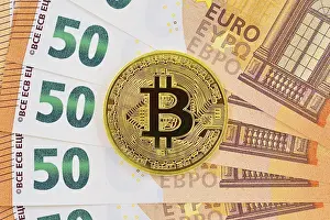 Cryptocurrency Symbol Drucke: Bitcoin and Euro Notes, close up
