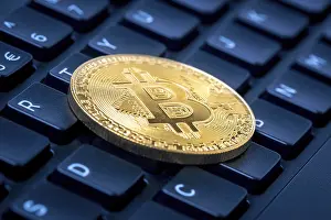 Blockchain Technology Logo Drucke: Bitcoin lying on computer keyboard