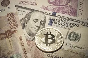 Cryptocurrency Capital Market Drucke: One Bitcoin on multicurrency banknotes