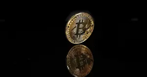 Cryptocurrency Concept Drucke: Bitcoins on Black Background