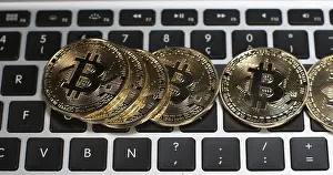 Cryptocurrency Symbol Drucke: Bitcoins on Computer Keyboard Background