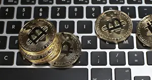 Bitcoin Concept Drucke: Bitcoins on Computer Keyboard Background