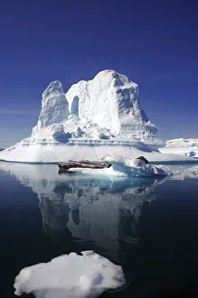 Wintry Scandinavian Scenery Drucke: Bizarre iceberg reflected in the water