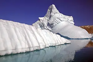 Arctic Winter Scene Drucke: Bizarre iceberg reflected in the water