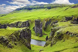 Deserted Canyon Landscape Drucke: Bizarre shape of cliffs surround the stream with glacial water